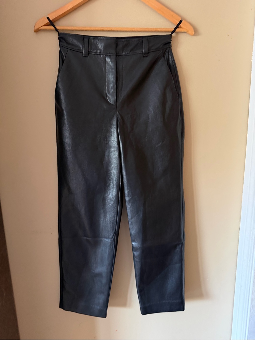 Aritzia Babaton Command Pants in black vegan leather, size 00